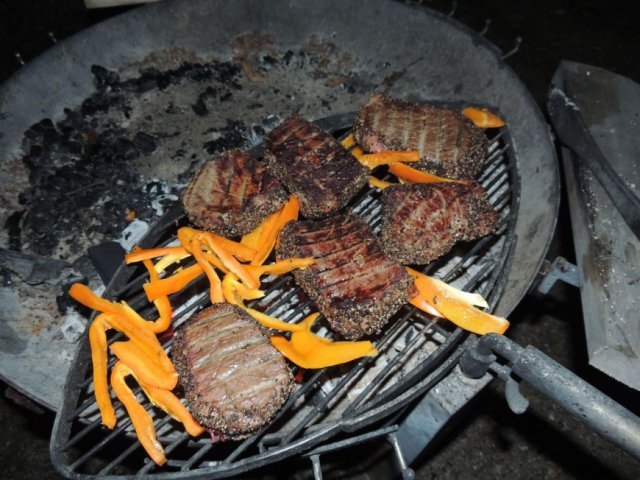tournedos de steak au poivre avec des poivrons sur le Bbq